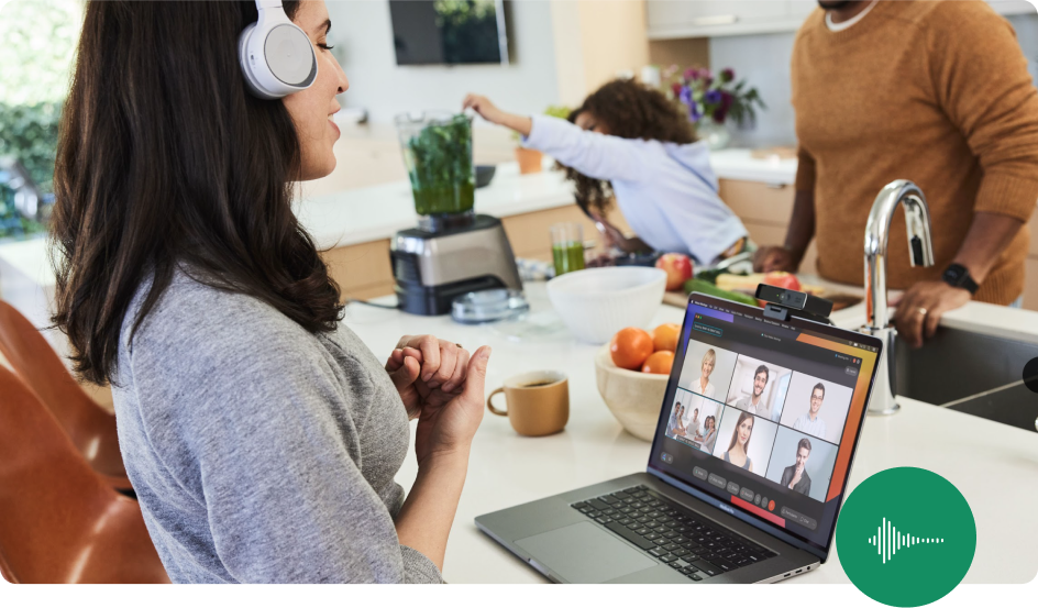 Pessoa realiza uma reunião pelo Webex na cozinha