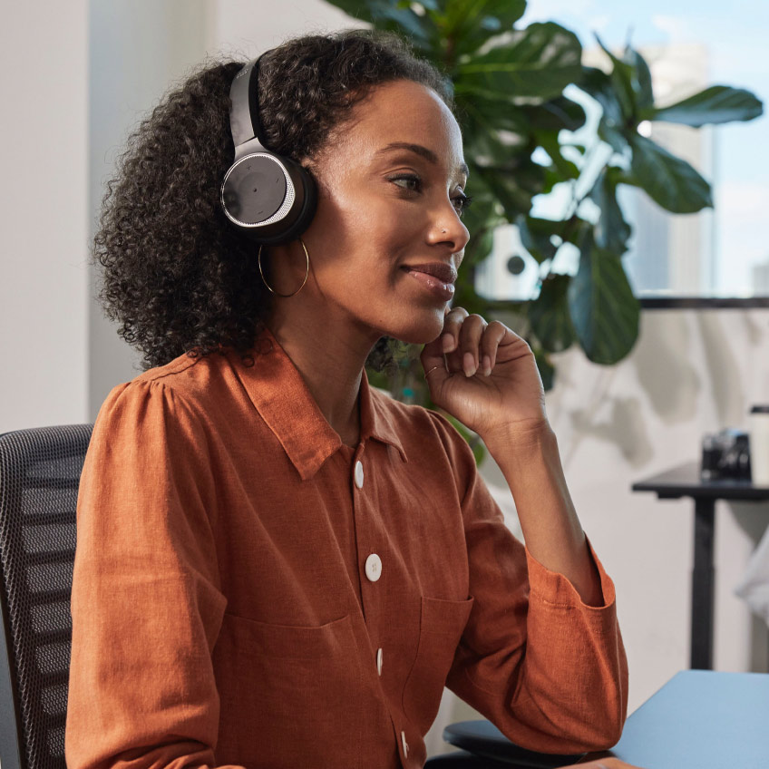 Personne qui profite de Webex Calling avec un casque Webex