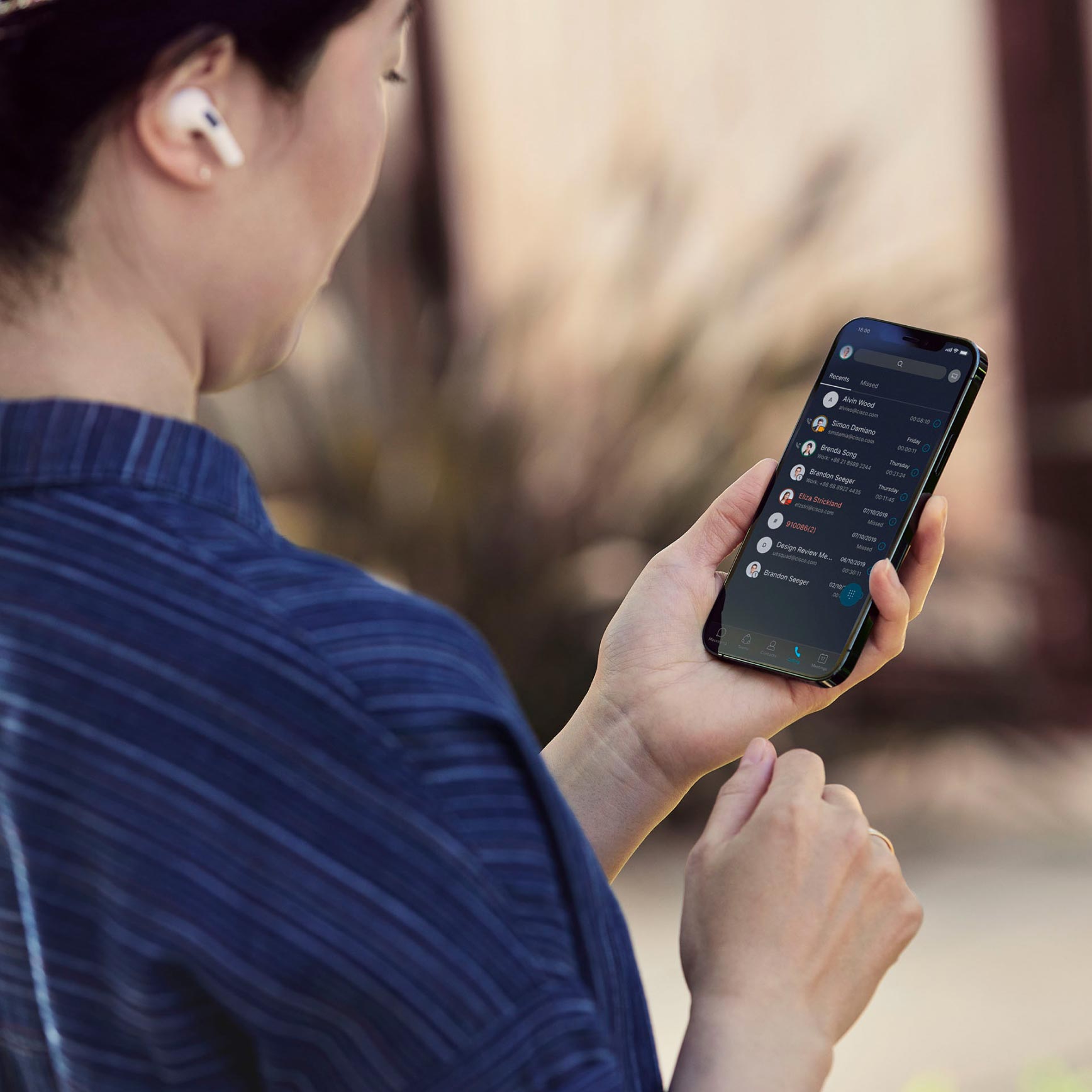 Un usuario disfruta de Webex Calling sobre la marcha