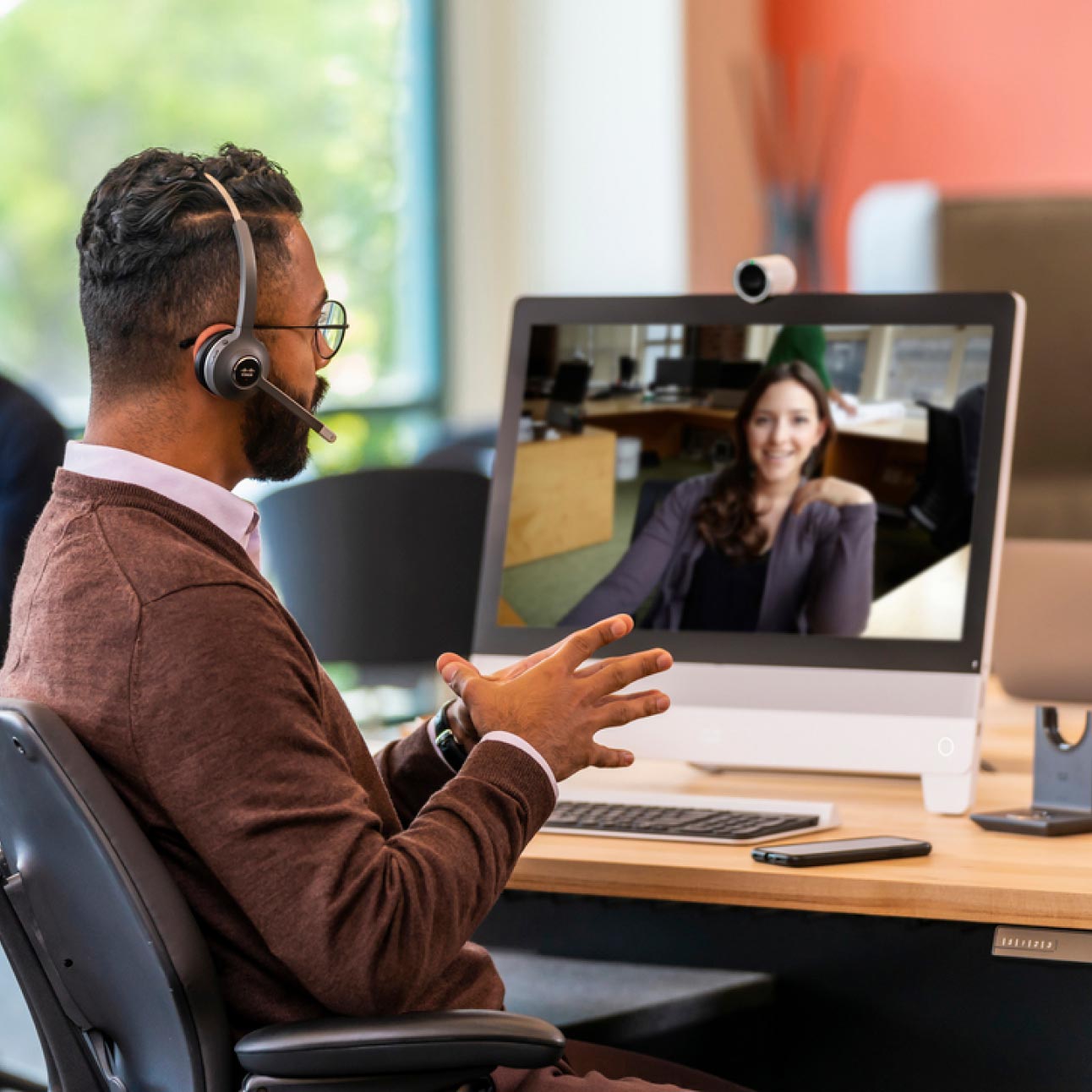 Unas personas participan a través de Webex Calling