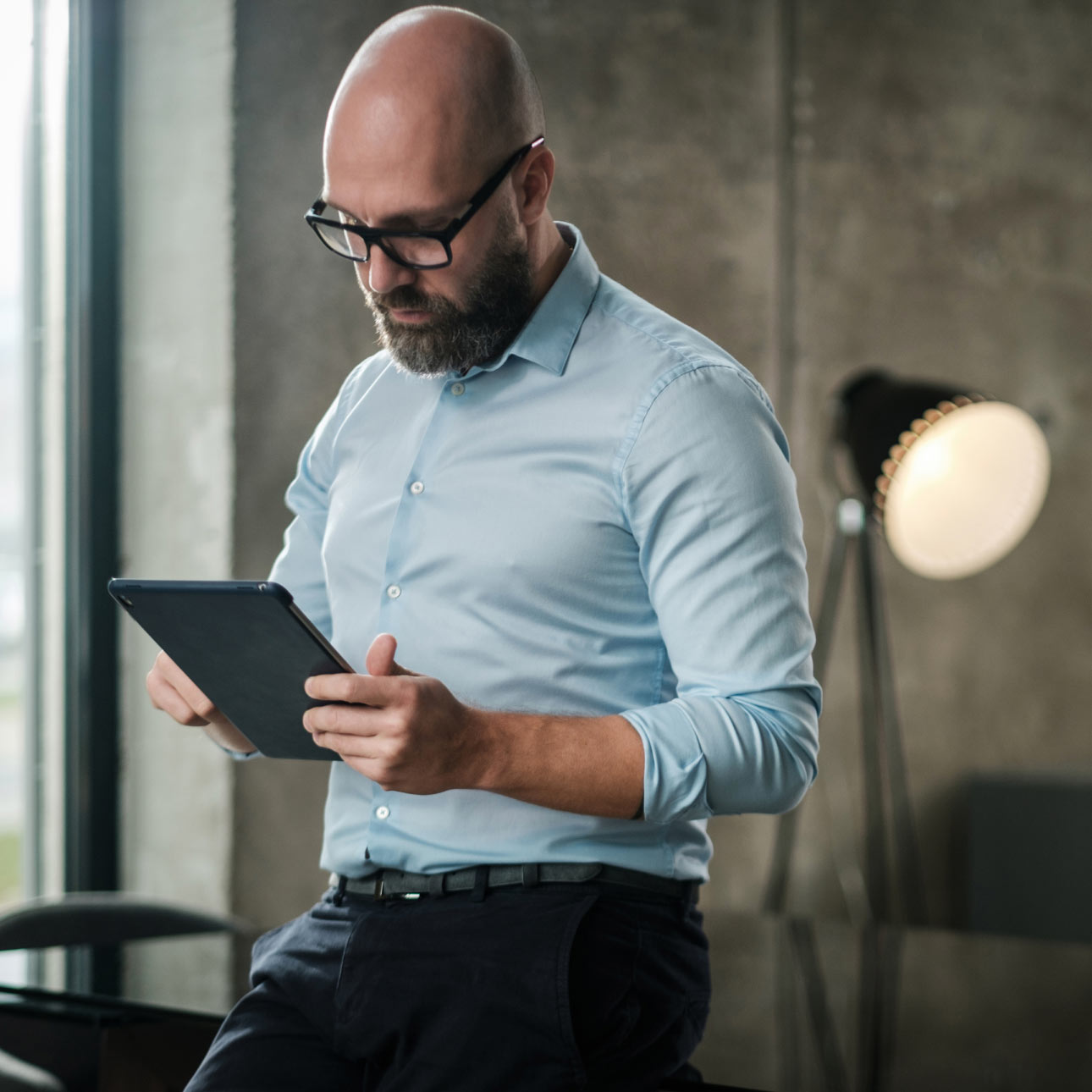 Pessoa se conecta com clientes graças ao Webex Contact Center