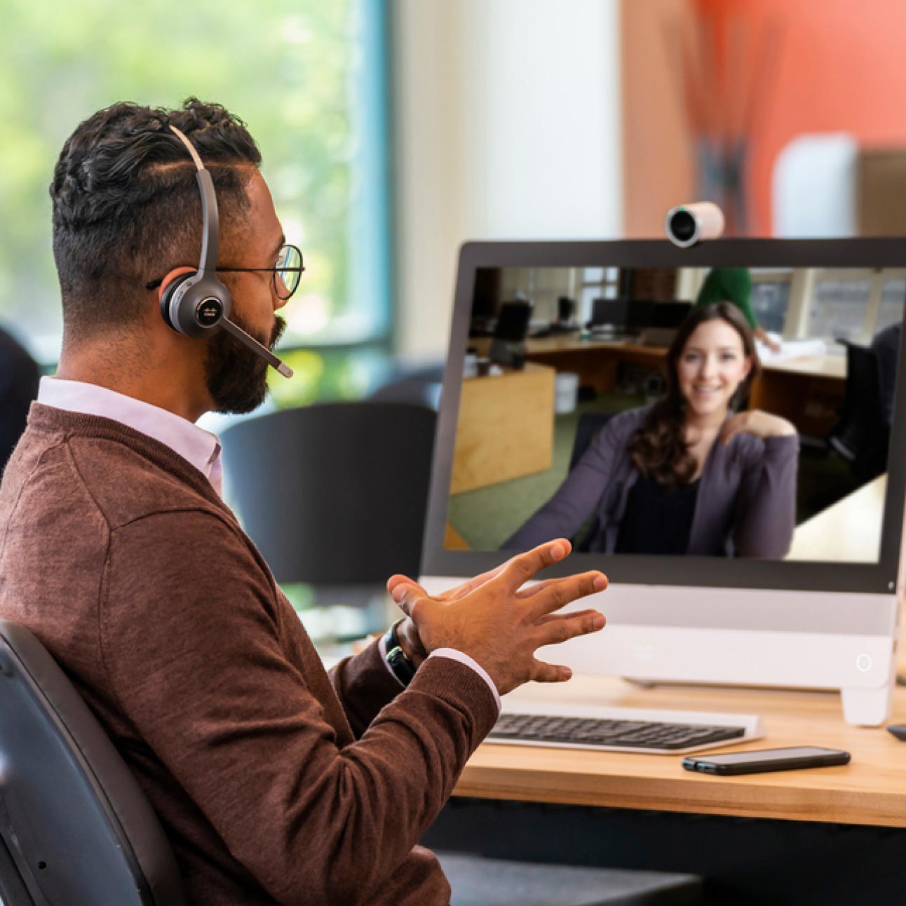 Un agente de servicios interactúa con los clientes gracias a Webex Contact Center