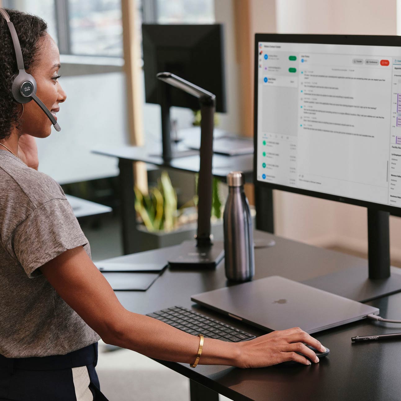 Une personne profite d’une expérience conviviale grâce à Webex Contact Center