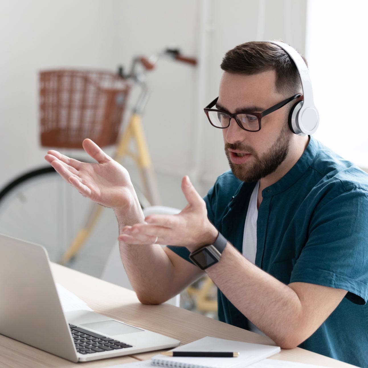 Person behebt Fehler mit Webex Control Hub