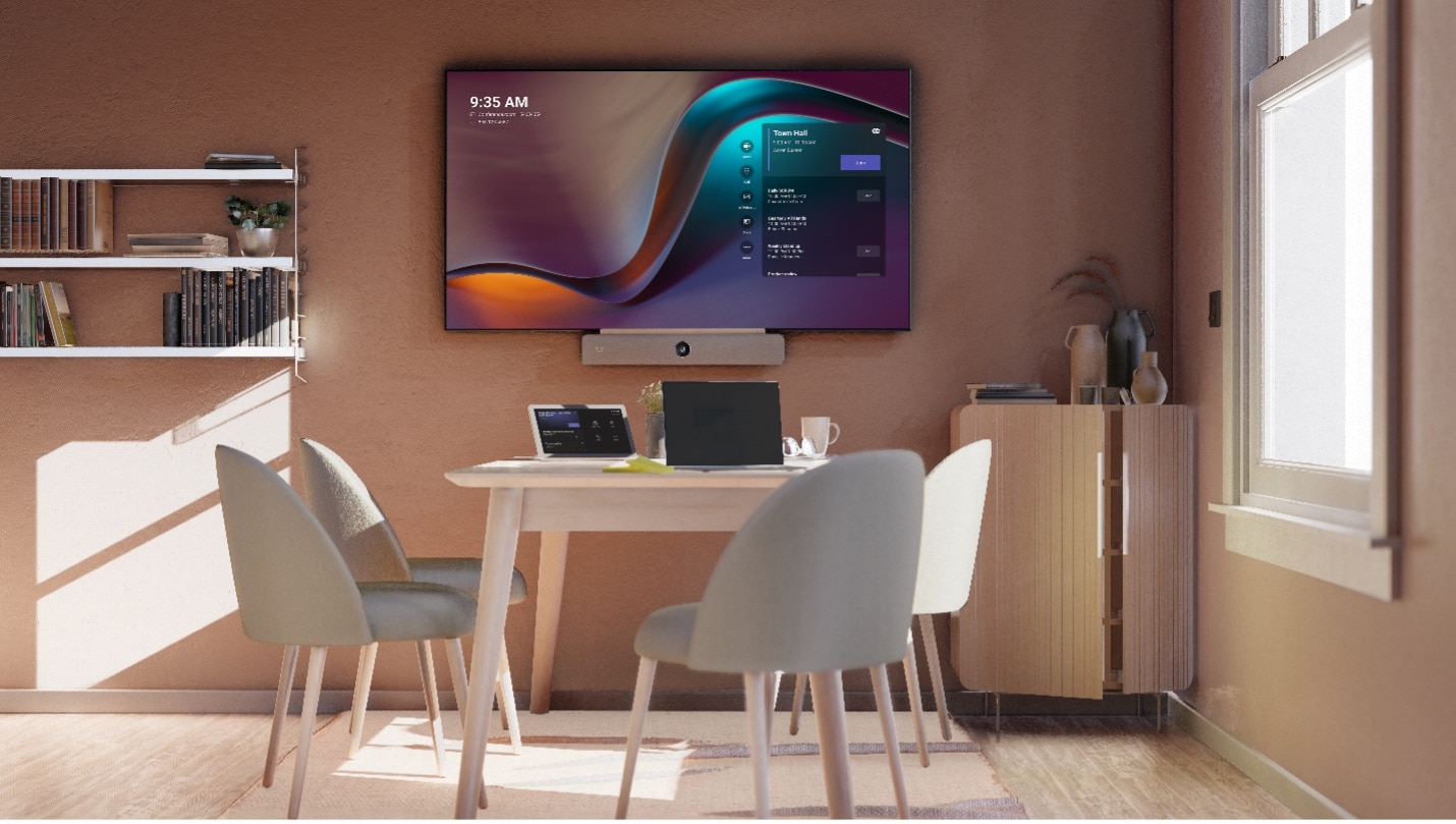 회의실 화상 회의에 참석한 4명의 동료가 Webex Room Bar를 사용하여 2명의 원격 동료와 화상 회의를 하고 있습니다.