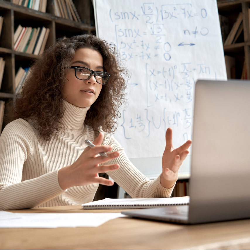 Um professor aproveita uma conexão segura com o Webex