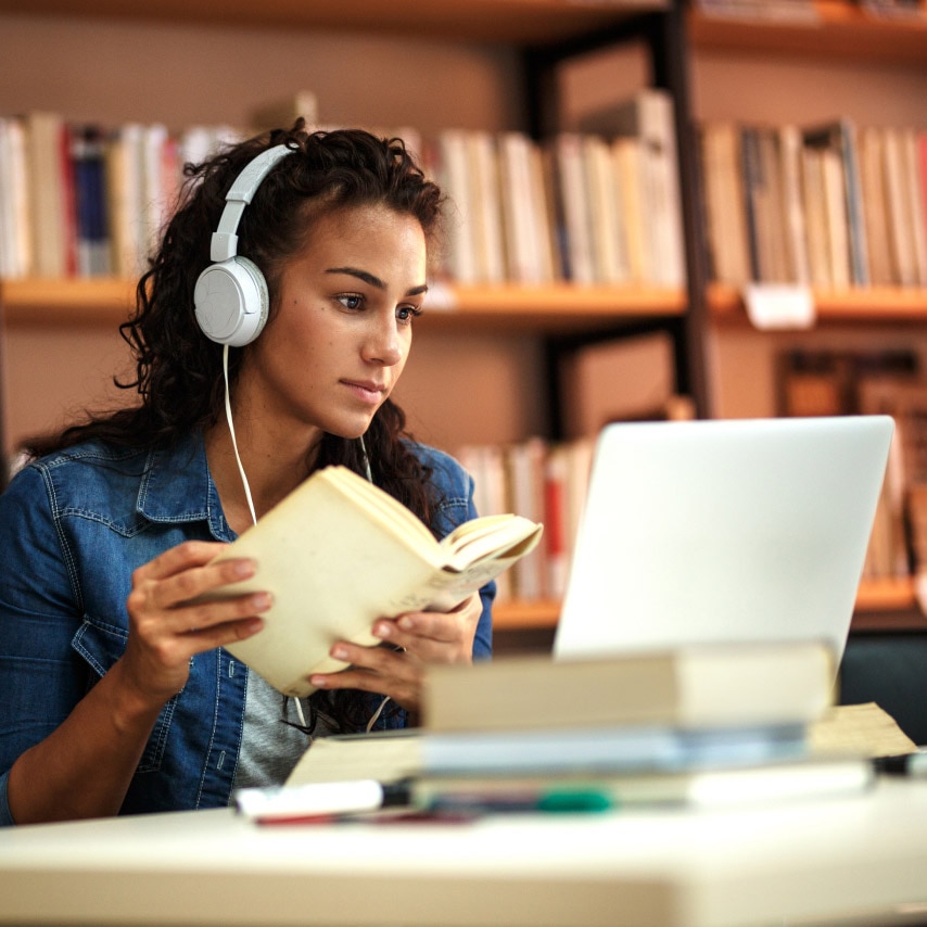 Um aluno estuda uma gravação no Webex