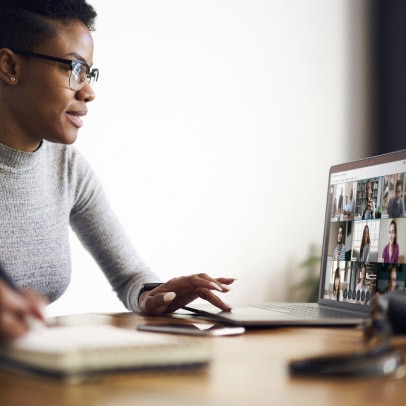 Una persona se conecta con sus colegas usando Webex