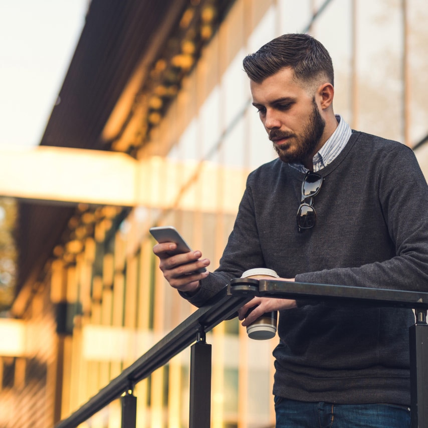 Utente che usufruisce della sicurezza di Webex, anche in movimento