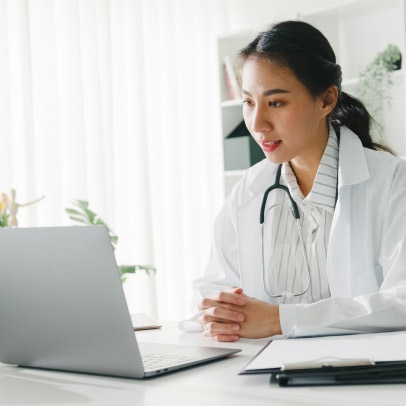 Un médico se conecta con el personal mediante Webex para la telemedicina