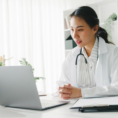 Un medico che si connette al suo staff con Webex per Assistenza sanitaria a distanza