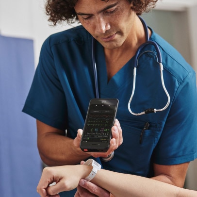 Arzt scannt das ID-Armband eines Patienten