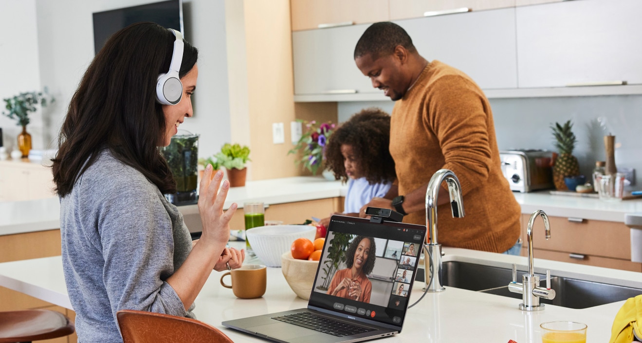 Persona che partecipa a una riunione Webex in cucina