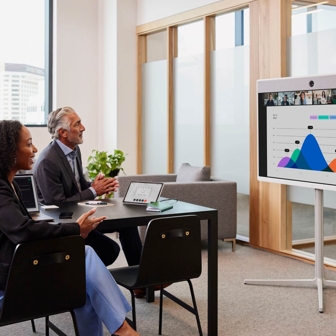 Pessoas se envolvem no trabalho por meio do Webex Meetings