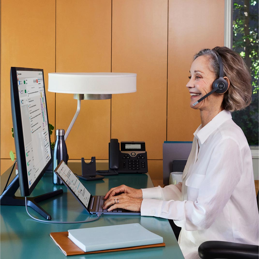 Um agente usa o Webex Contact Center para ajudar os clientes a se conectarem