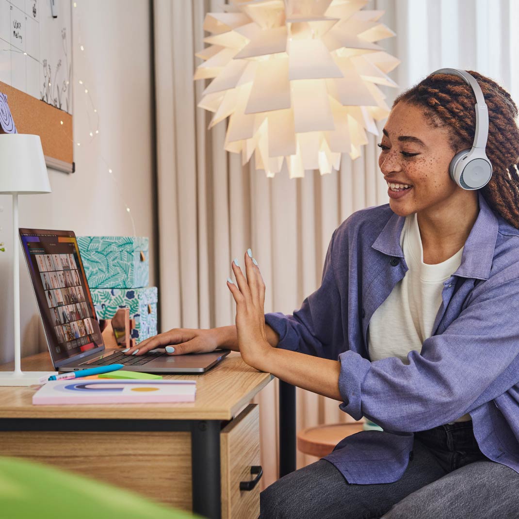 Person uses the gesture recognition feature in a Webex Meeting