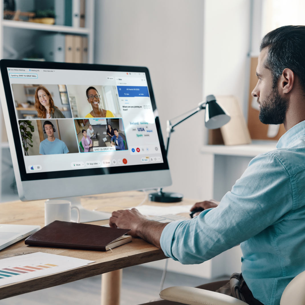 Utilisateur qui interagit avec les participants grâce à Slido dans Webex Meetings