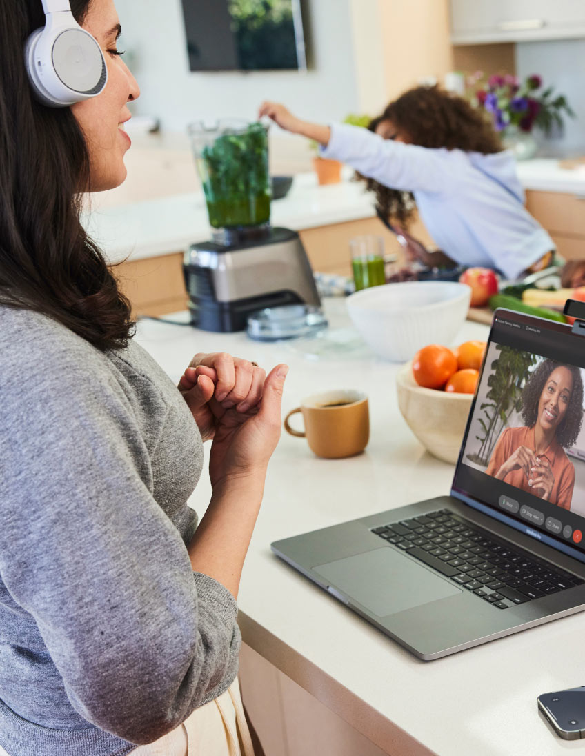 Usuário aproveita o cancelamento de ruído de fundo e voz do Webex Meetings