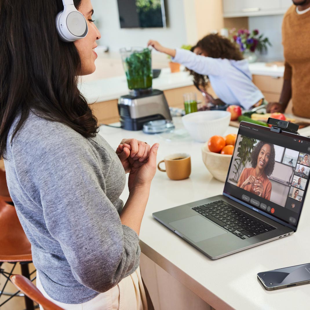 Utilisateur profitant des fonctionnalités de suppression du bruit de fond et des voix en arrière-plan de Webex Meetings