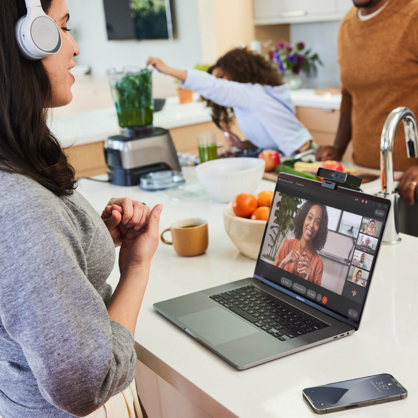 Pessoa desfruta de fundo e remoção de voz com Webex Meetings