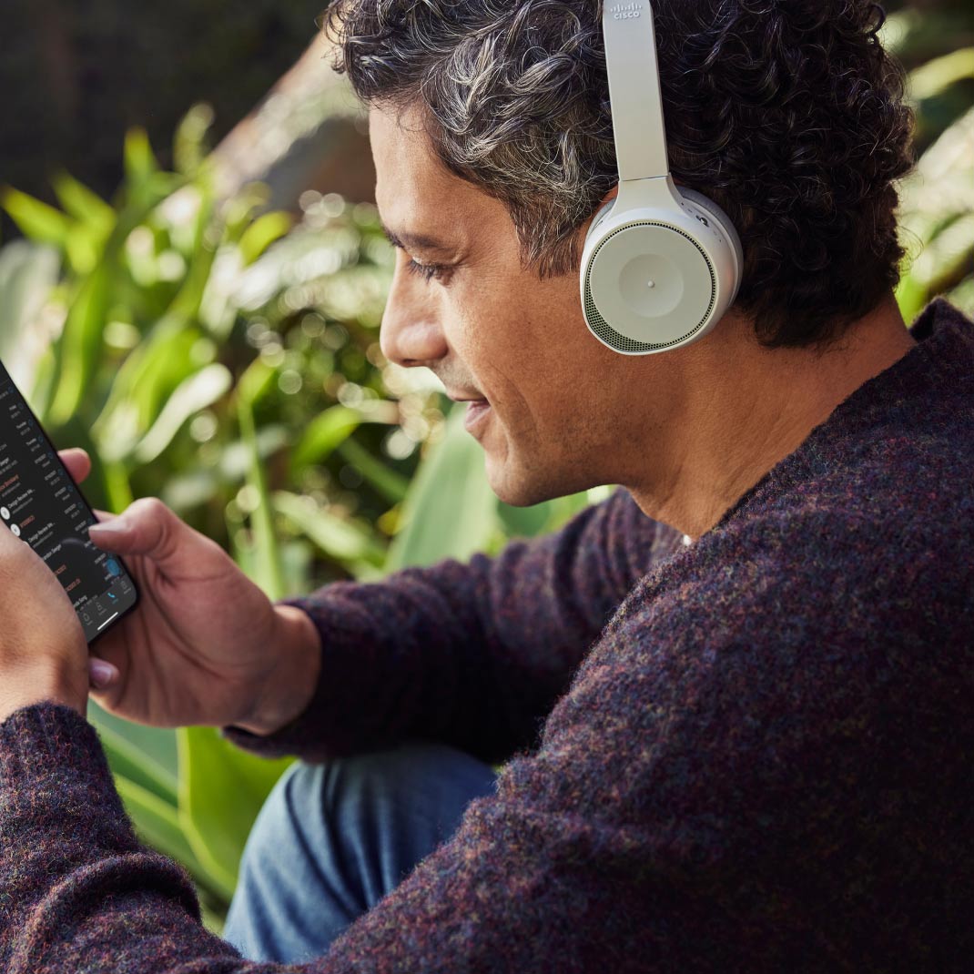 Benutzer erfreut sich am Cisco-Headset