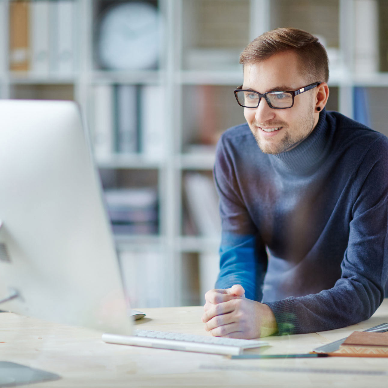 Utente che ascolta in una sessione Q&A di una riunione Webex