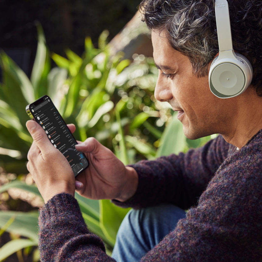 Una persona trabaja al aire libre usando Webex