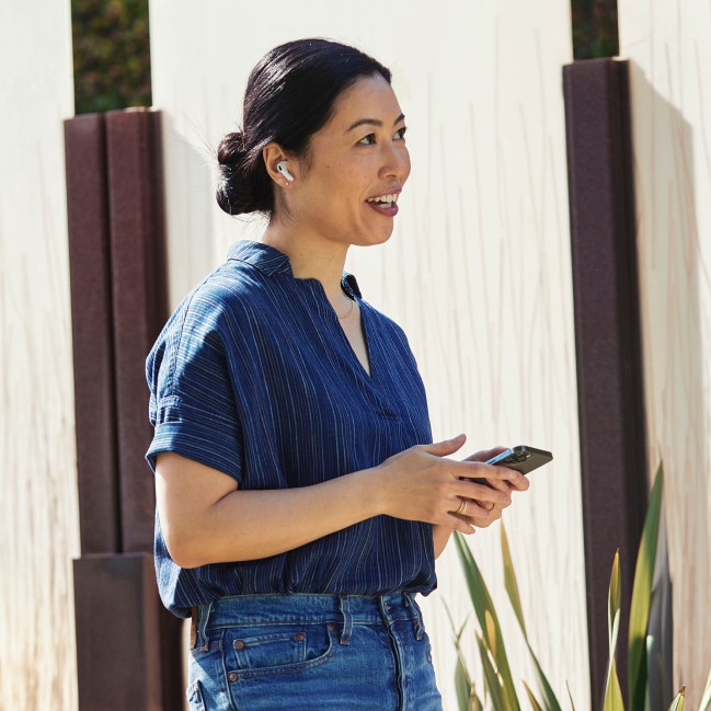User seamlessly collaborates on-the-go with Webex Calling on their mobile phone.
