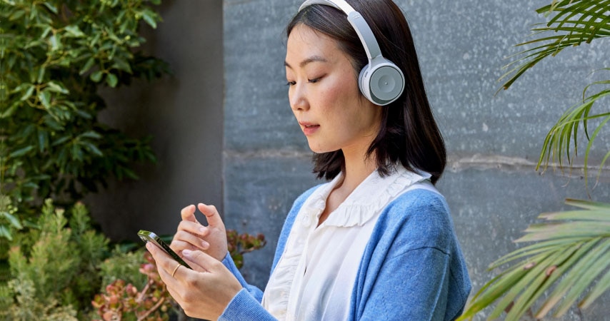 Una persona utiliza la aplicación Webex con auriculares