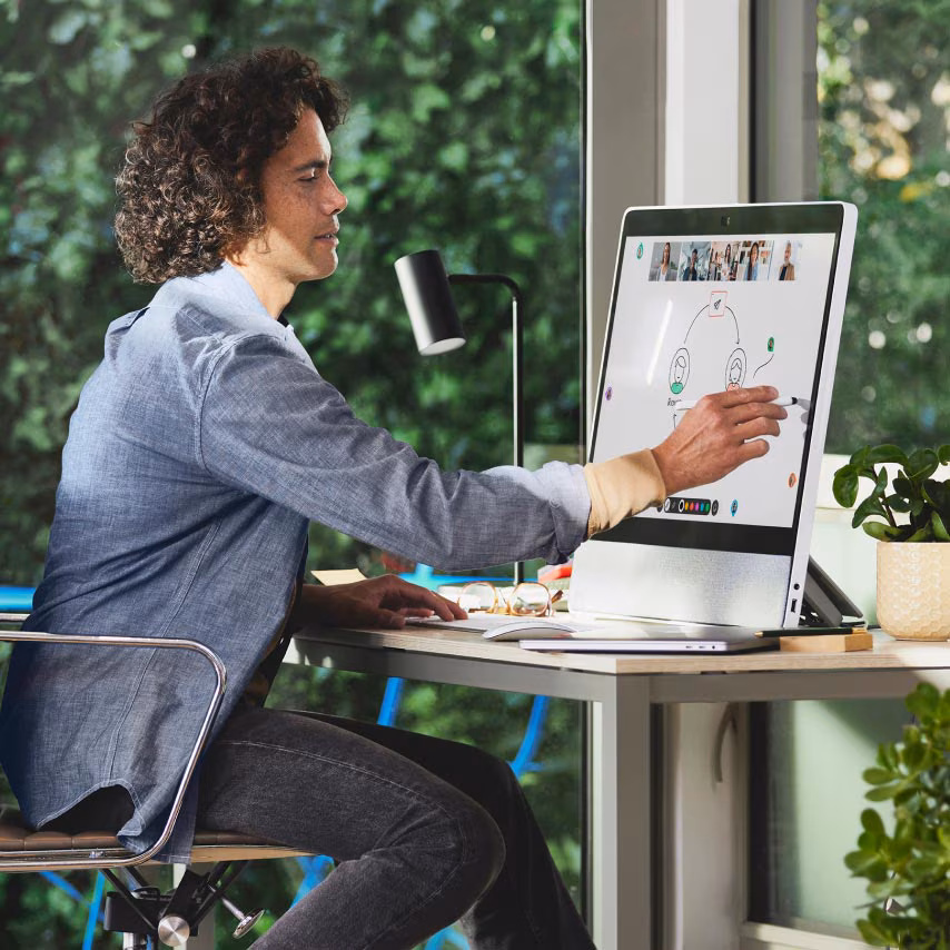 Person uses white boarding to collaborate with colleagues